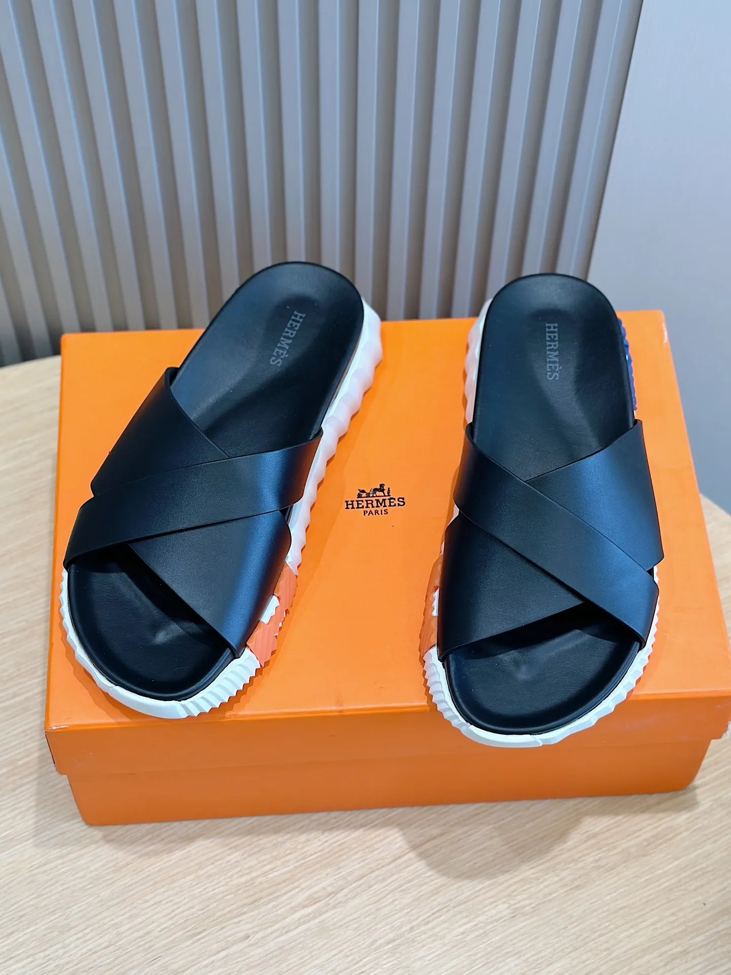 Factory price: 360💰Hermès [HERMÈS] Top Herme*H Home Hermès Men's Sandals and Slippers-Original Reproduction. Purchase the original version and make it one to one. The outsole is privately molded. The color of the outsole corresponding to each color is the same as the original version. Come to those who know the stuff 💪 The ultra-light soles are designed in contrasting colors, and they feel so comfortable on your feet! Calfskin, cowhide feet, private model outsole. Size: 39-44 (customized at 38.45)